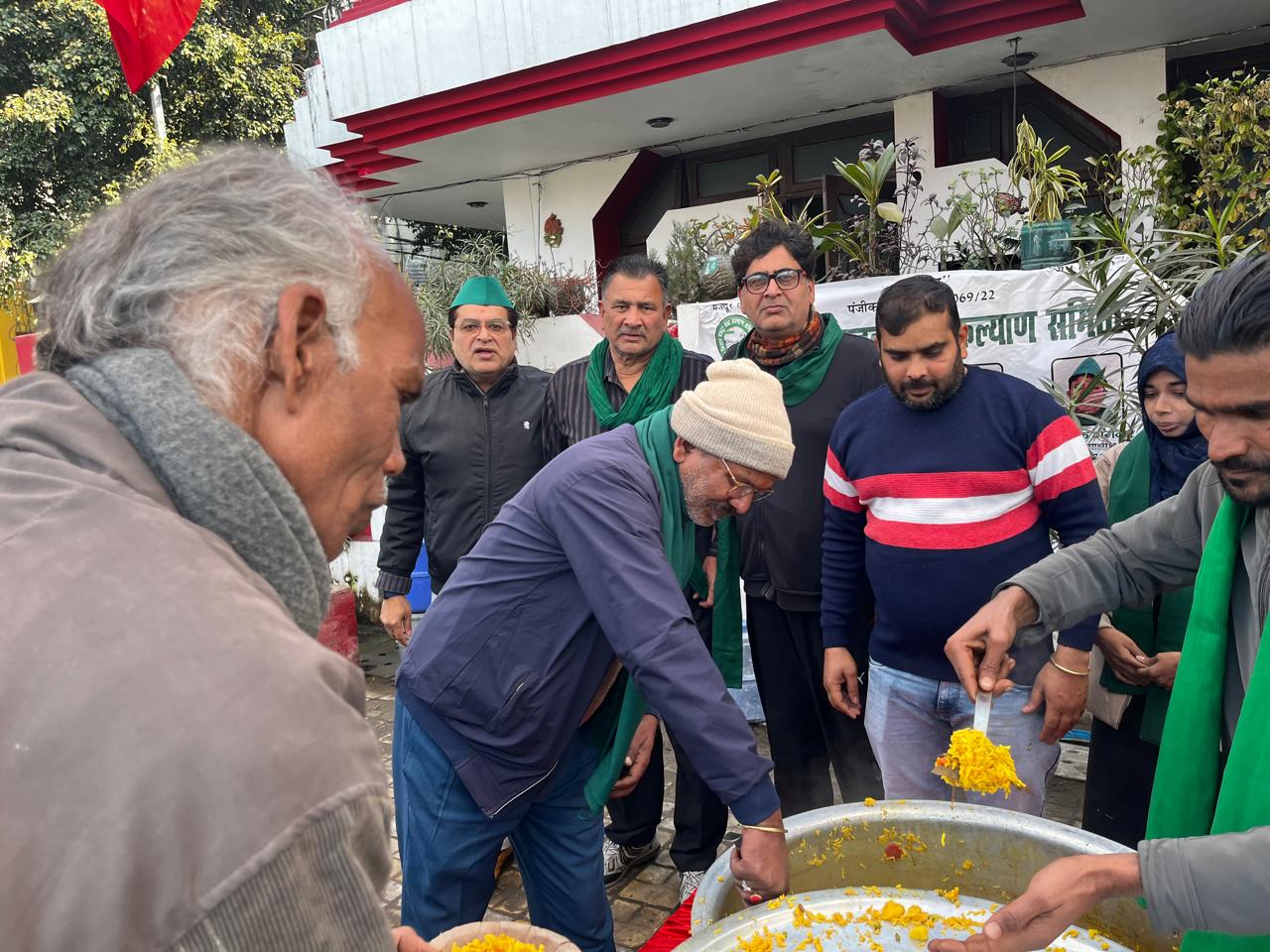 रामपुर गार्डन में आयोजित भंडारे में हमारी समिति के सदस्यों ने खिचड़ी वितरित की